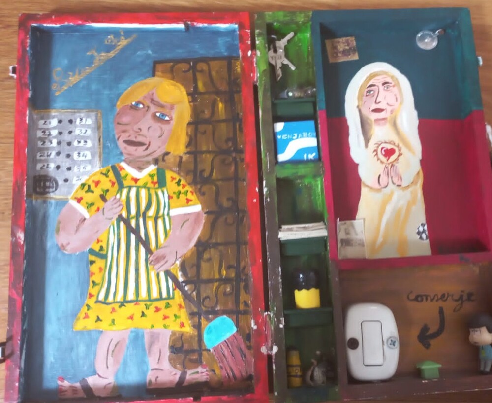 <b>La Conserje</b><br>Técnica: Técnica mixta, acrilico, objetos varios, en una caja de madera<br>Dimensiones: 36x30cm