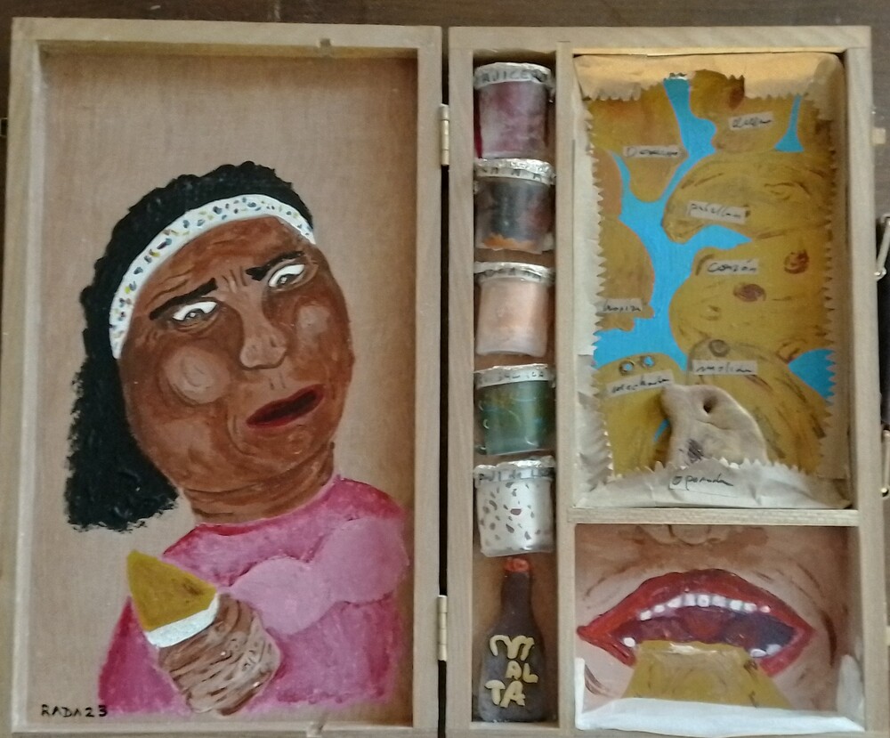 <b>Empanadas</b><br>Técnica: Técnica mixta, acrilico, objetos varios, en una caja de madera<br>Dimensiones: 36x30cm<br>Año: 2023