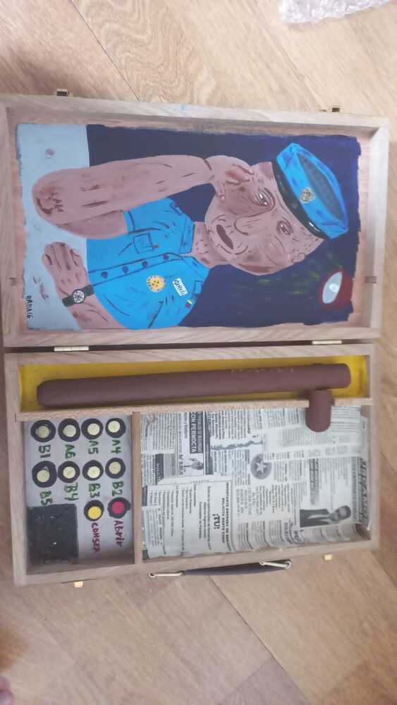 <b>Guachiman I</b><br>Técnica: Técnica mixta, acrilico, objetos varios, en una caja de madera<br>Dimensiones: 36x30cm<br>Año: 2016