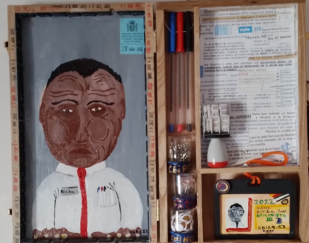 <b>Funcionario</b><br>Técnica: Técnica mixta, acrilico, objetos varios, en una caja de madera<br>Dimensiones: 36x30cm<br>Año: 2022