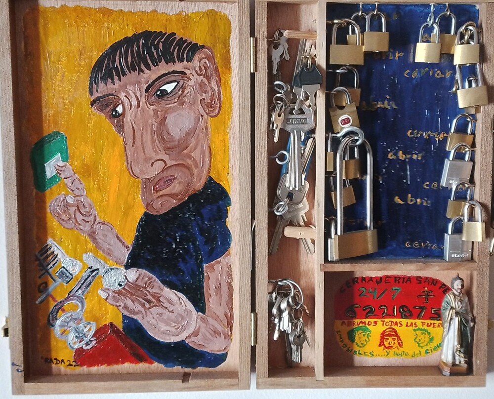 <b>Cerrajero</b><br>Técnica: Técnica mixta, acrilico, objetos varios, en una caja de madera<br>Dimensiones: 36x30cm<br>Año: 2022