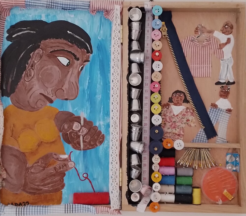 <b>Costurera</b><br>Técnica: Técnica mixta, acrilico, objetos varios, en una caja de madera<br>Dimensiones: 36x30cm<br>Año: 2022