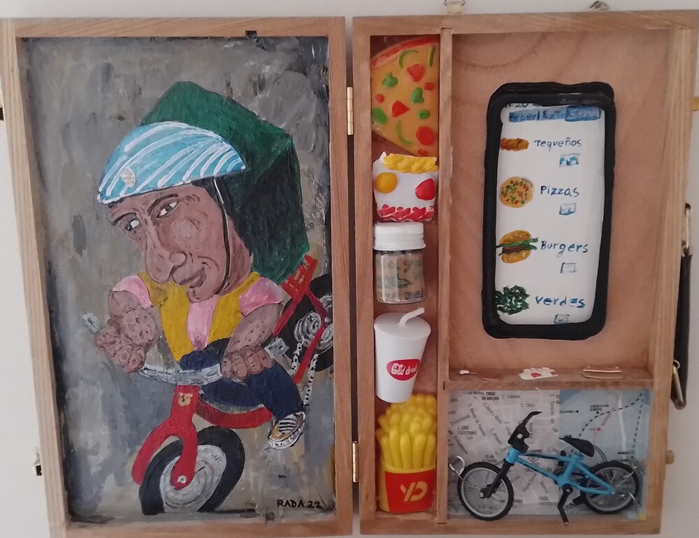 <b>Pida Ahora</b><br>Técnica: Técnica mixta, acrilico, objetos varios, en una caja de madera<br>Dimensiones: 36x30cm<br>Año: 2022