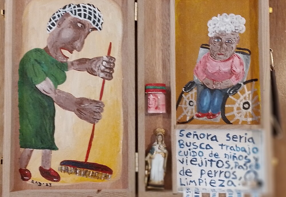 <b>Señora seria</b><br>Técnica: Técnica mixta, acrilico, objetos varios, en una caja de madera<br>Dimensiones: 36x30cm<br>Año: 2023