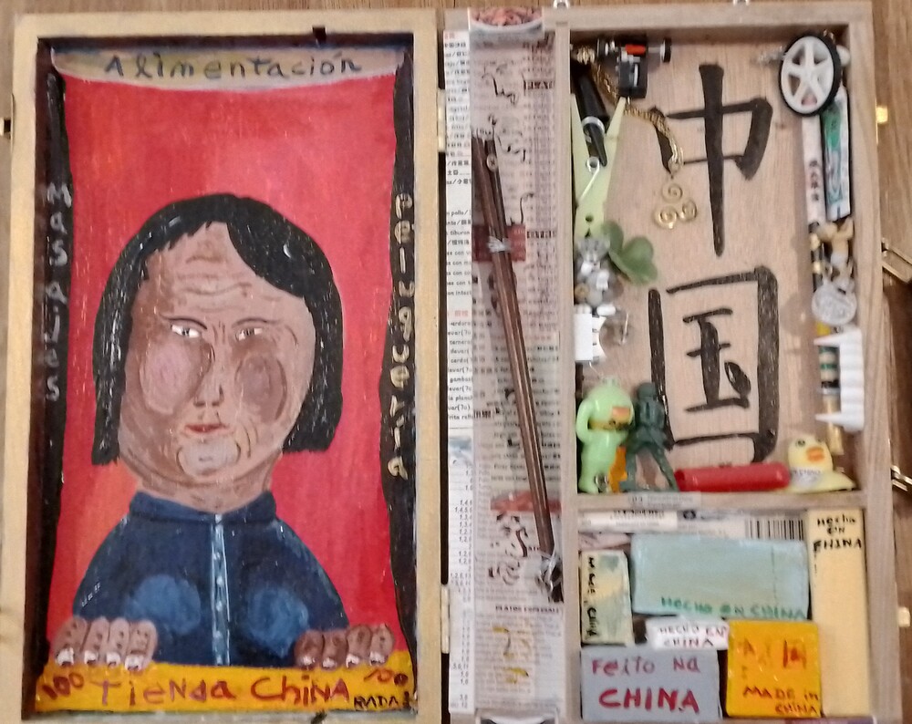 <b>Made in China</b><br>Técnica: Técnica mixta, acrilico, objetos varios, en una caja de madera<br>Dimensiones: 36x30cm