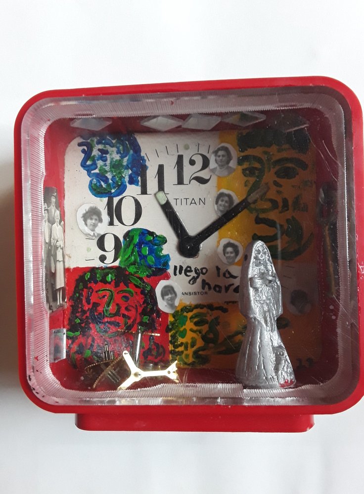 <b>LLegó la hora</b><br>Técnica: Ensamblaje en reloj