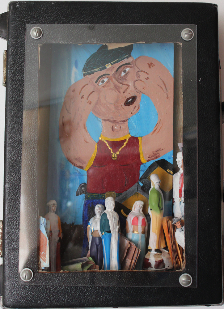 <b>Sin título (Corte Kale)</b><br>Técnica: Tecnica mixta, acrilico sobre contraenchapado, figuras de yeso intervenidas, dentro de maletin<br>Dimensiones: 45x32x11cm